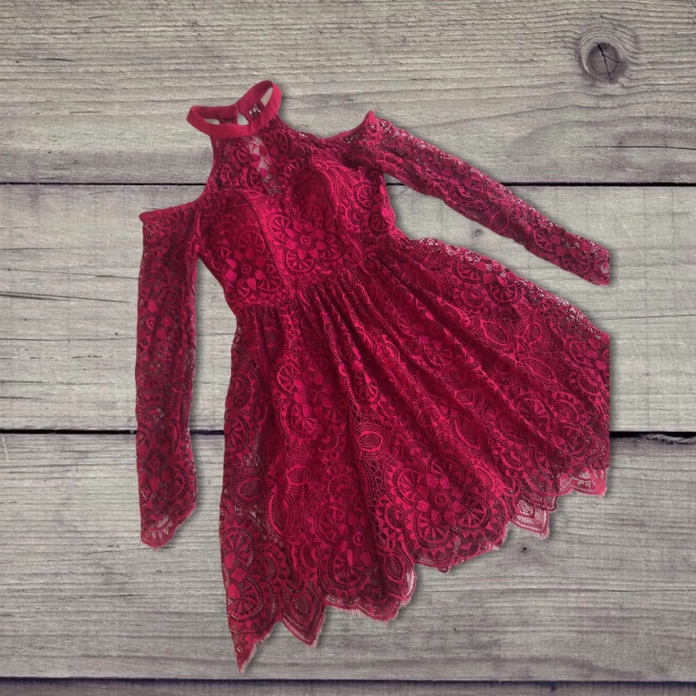 🌻3 for $20🌻 Cold shoulder red lace dress